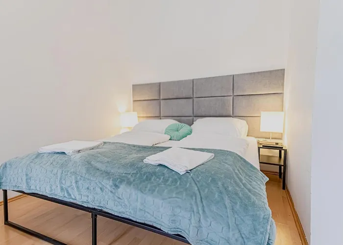 Spacious Private In A Shared In דירה וינה