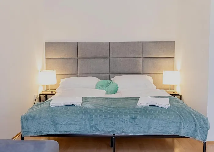Spacious Private In A Shared In דירה