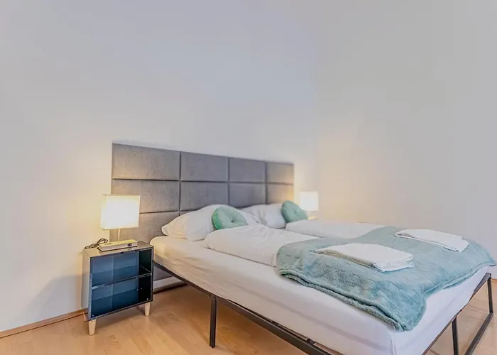 Spacious Private In A Shared In דירה *