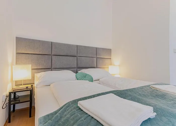Spacious Private In A Shared In וינה