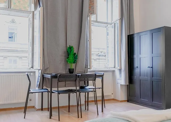 Spacious Private In A Shared In * וינה