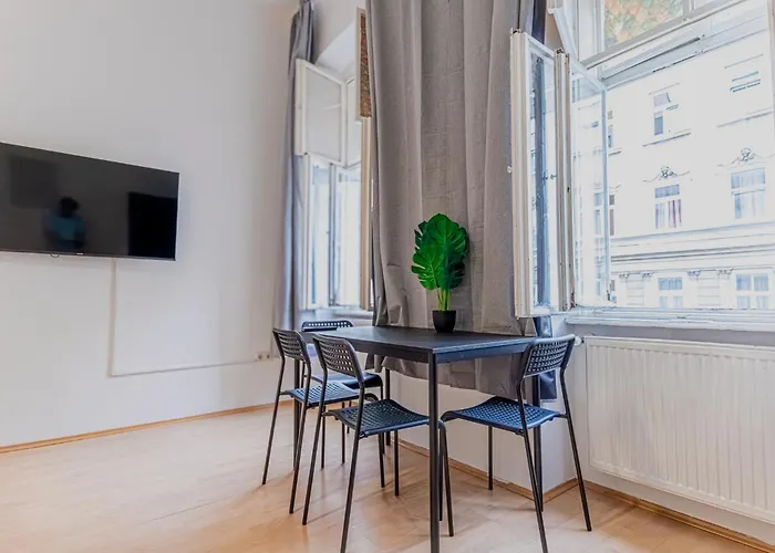 Spacious Private In A Shared In * וינה
