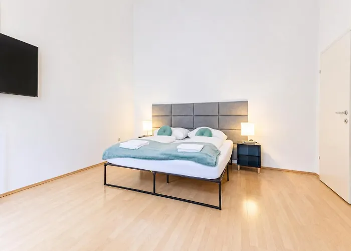 Spacious Private In A Shared In * וינה