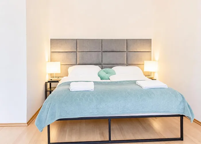 Spacious Private In A Shared In דירה וינה